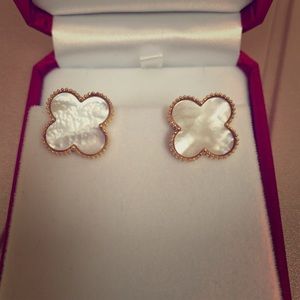 14k gold earring with white mother pearl earring